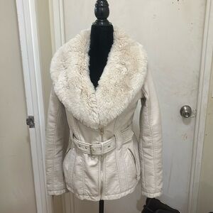 1️⃣3️⃣0️⃣ like new Guess white leather jacket